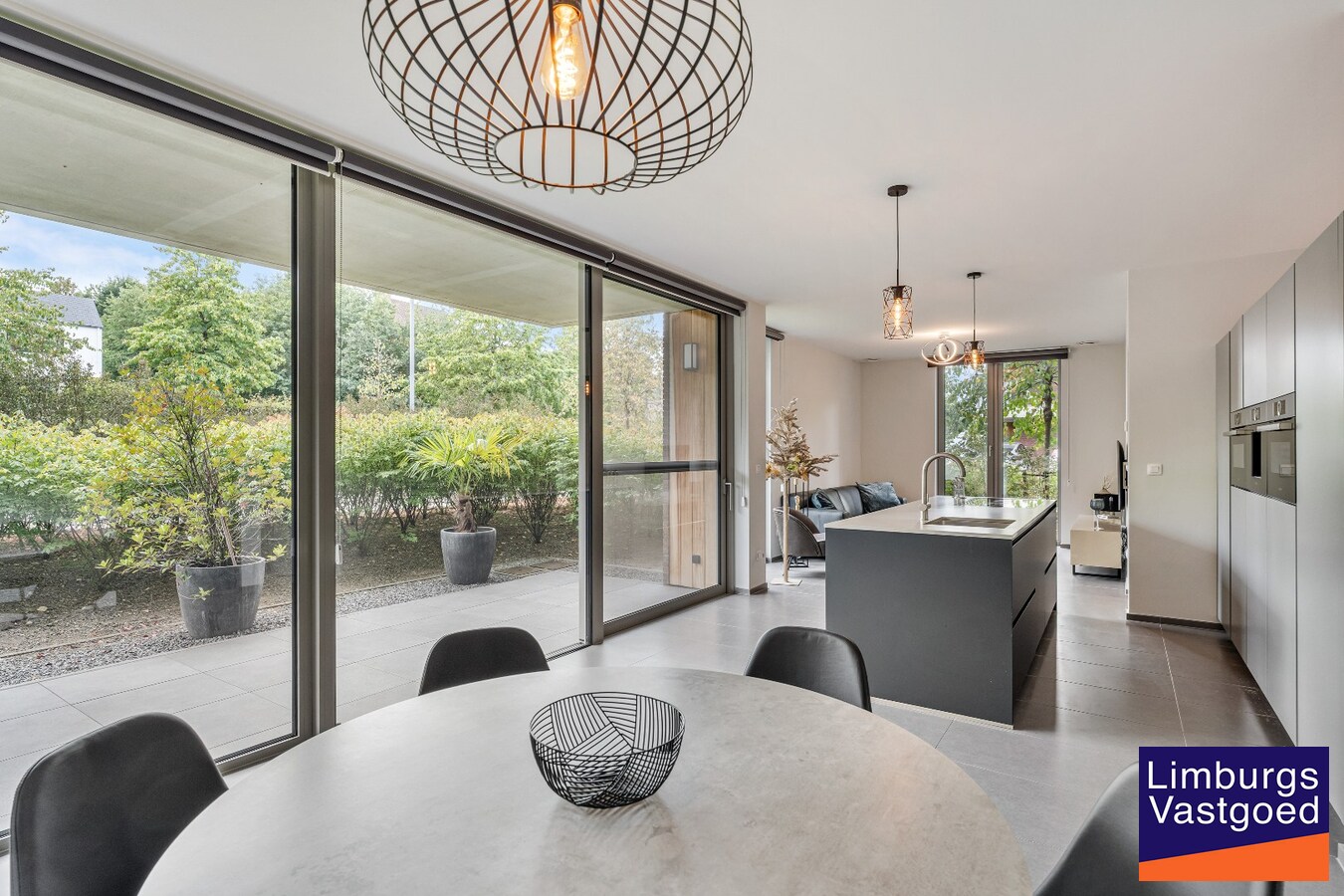 Exclusief gelijkvloers appartement met ruime terrassen, 2 slpk, extra brede autostaanplaats, centrum Genk 
