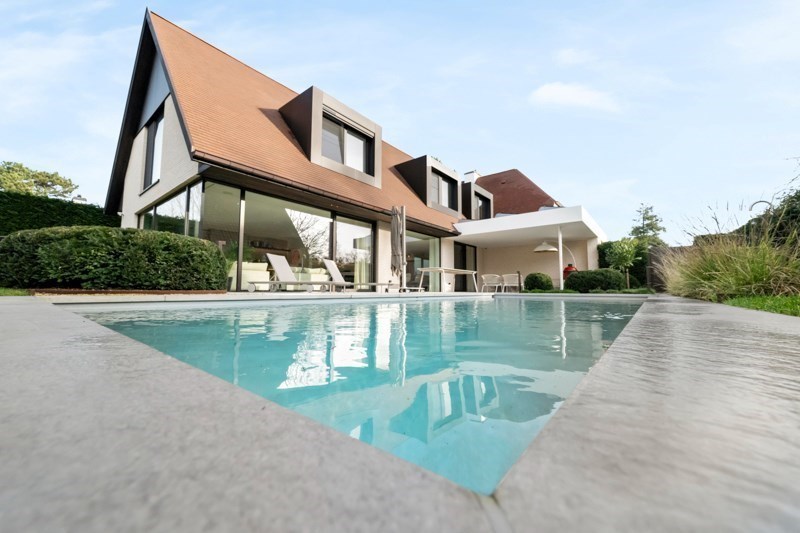 OPENDEURDAG Zaterdag 11/04  tussen 14u en 16u (Graaf Jansdijk 244) Prachtig vernieuwde koppelvilla rustig gelegen tussen Knokke centrum en Het Zoute met een perfecte Zuid-West oriëntatie. 