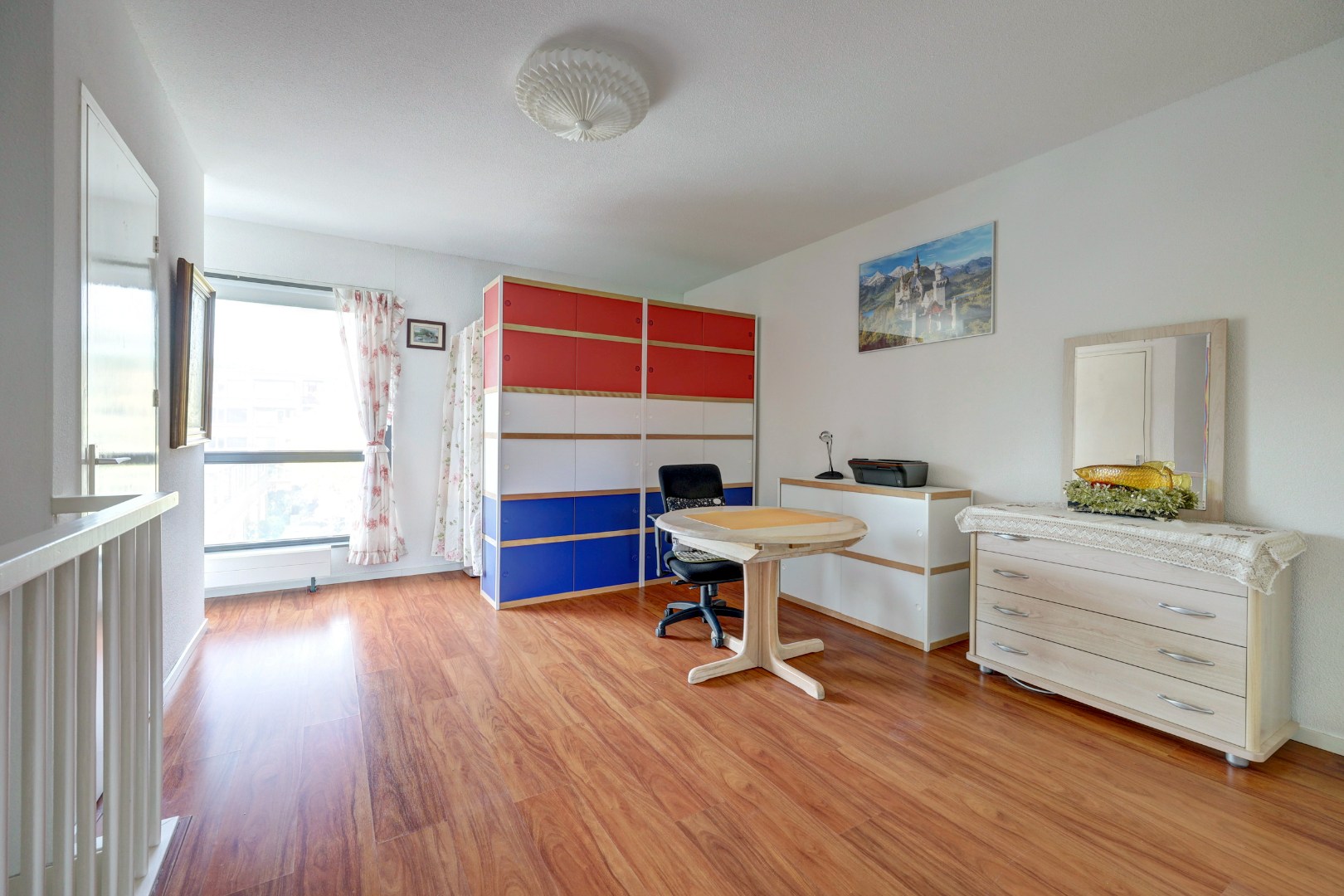 Goed onderhouden 4-kamer eengezinswoning met 3 goede slaapkamers (optie tot creëren 4e slaapkamer), ruime badkamer, onderhoudsvriendelijke tuin en gelegen op eigen grond! 