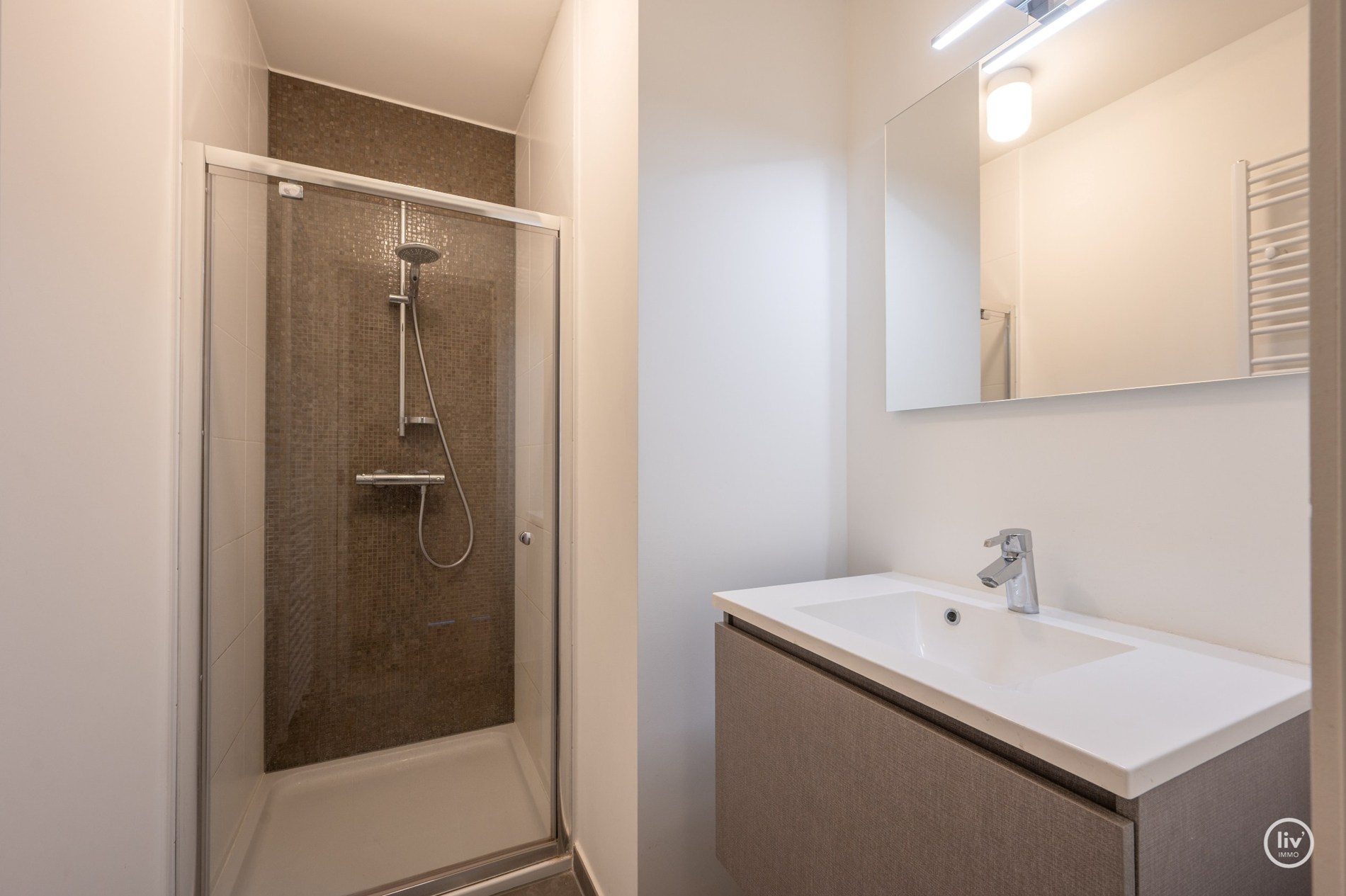 Magnifique appartement spacieux avec 3 chambres situé dans un immeuble récent à Duinenwater. 