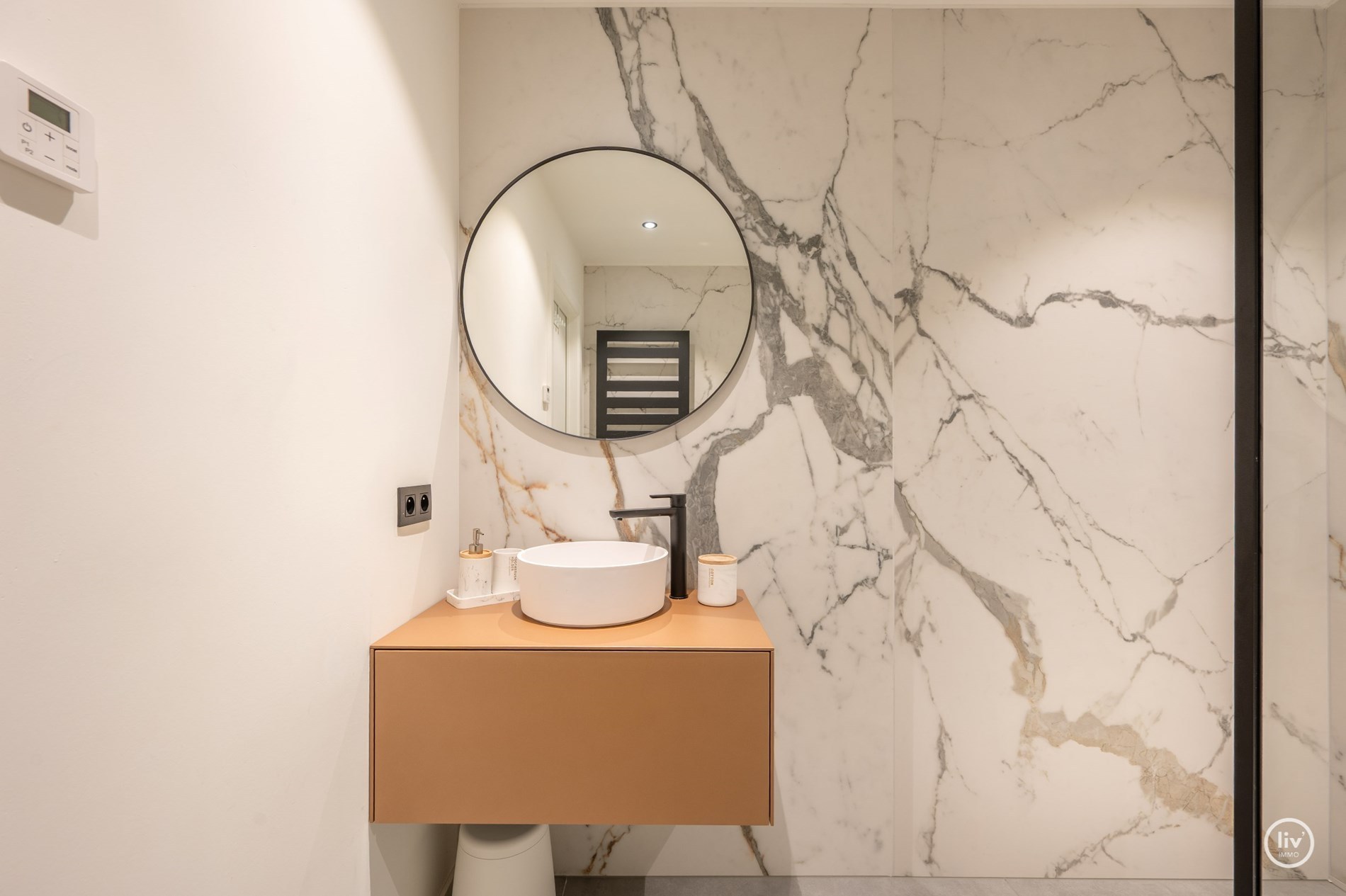 Instapklaar 3-kamer appartement op wandelafstand van de Lippenslaan met zuidgericht-terras. 8m gevelbreedte ! 