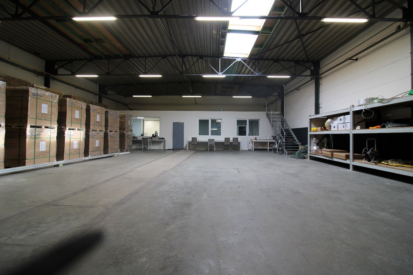 Goed gelegen bedrijfshal met kantoren 