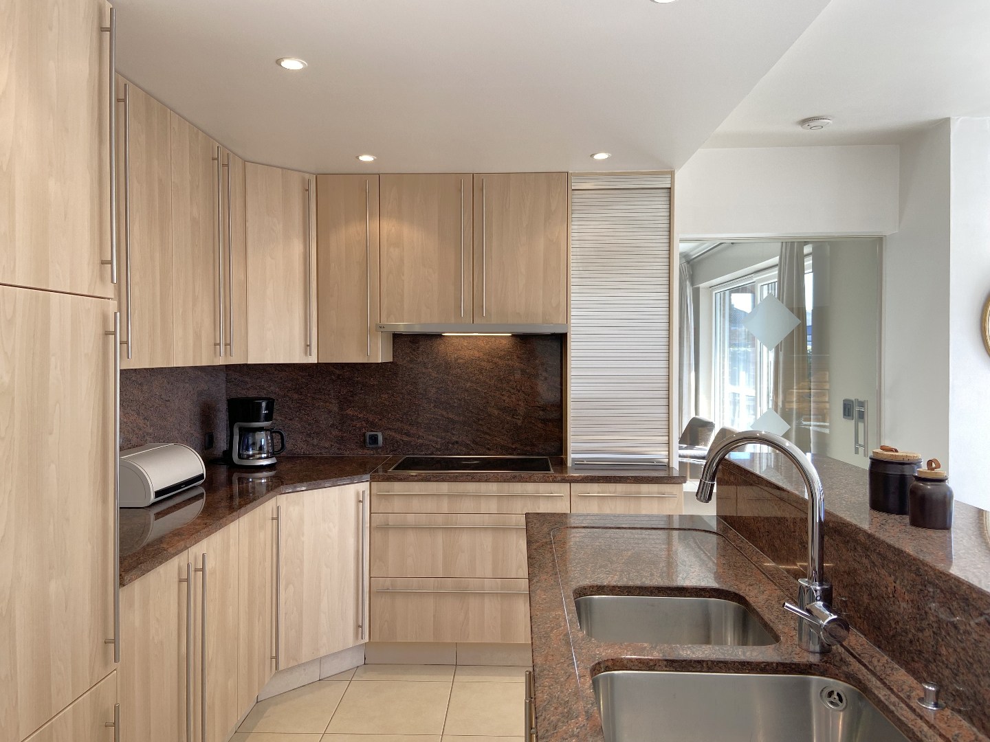 Zeer goed onderhouden ruime villa met tuin op topligging te Sint-Eloois-Vijve! 