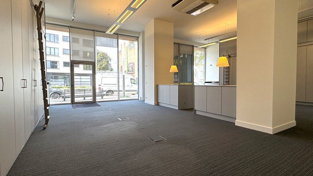 Commercieel gelijkvloers kantoor te huur nabij Singel te Berchem