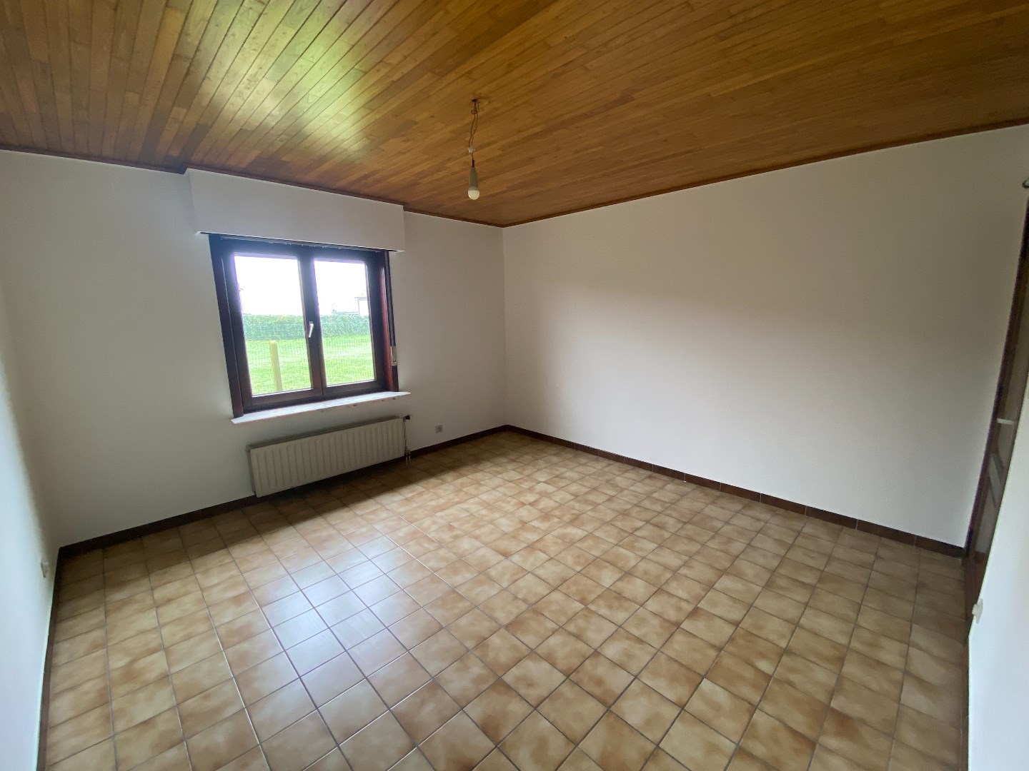 Ruime woning met drie slaapkamers en tuin. 