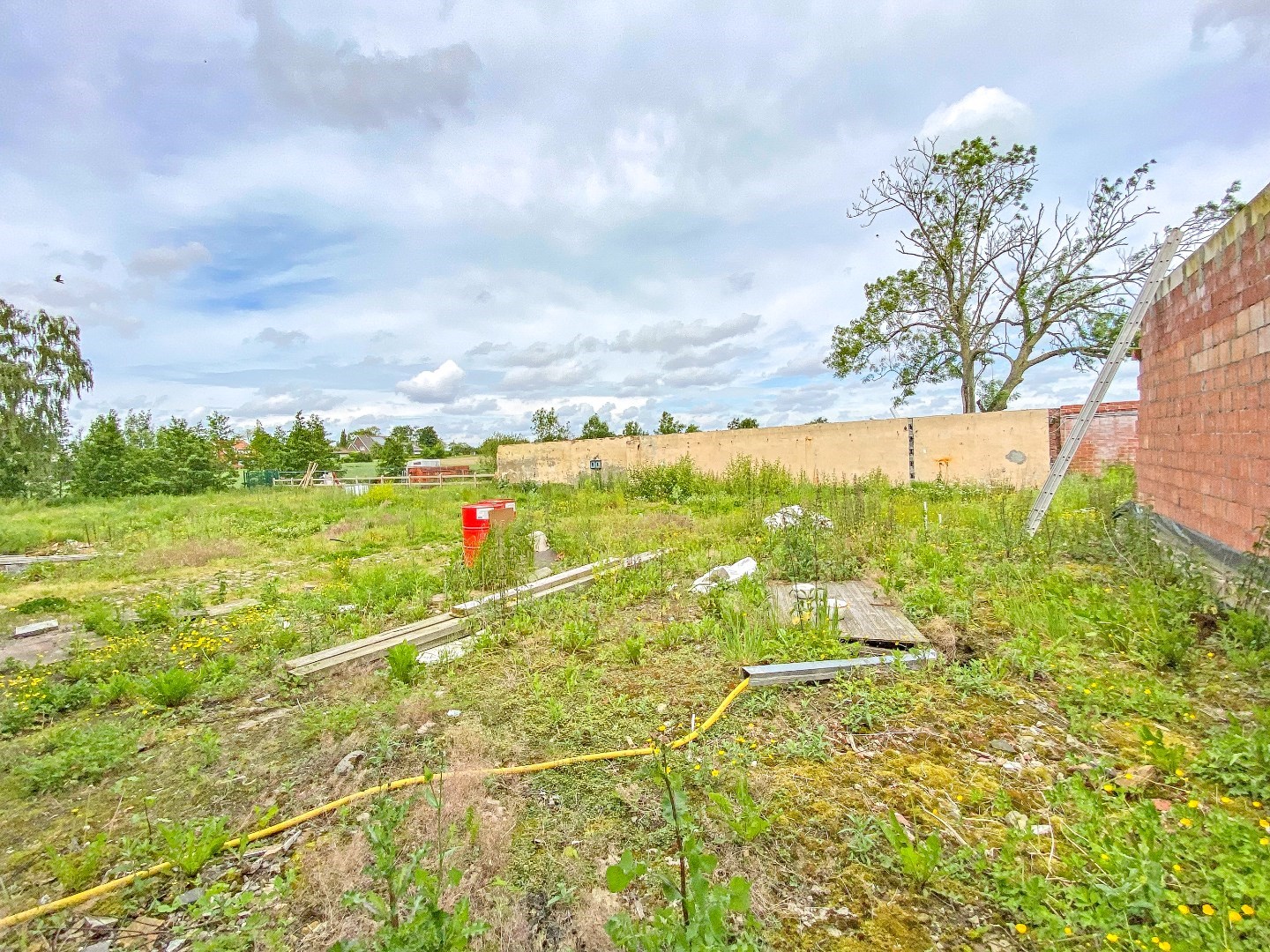 Imposante te renoveren woning op 677m². 