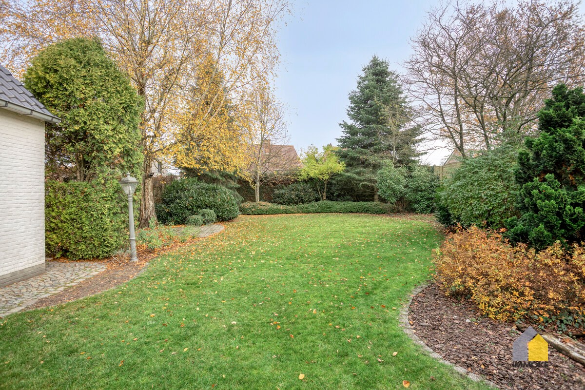 Vrijstaande, statige woning op 7 a 82 ca met 3 slpk en mooie tuin. 