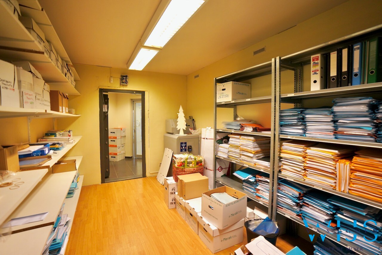 Volwaardig handelspand te Oosteeklo ! 