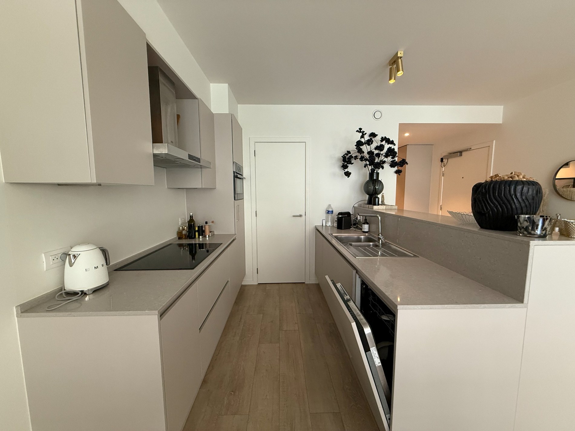 Ongemeubeld - Magnifiek woonappartement aan de zonnekant van de Lippenslaan, op wandelafstand van het strand. 