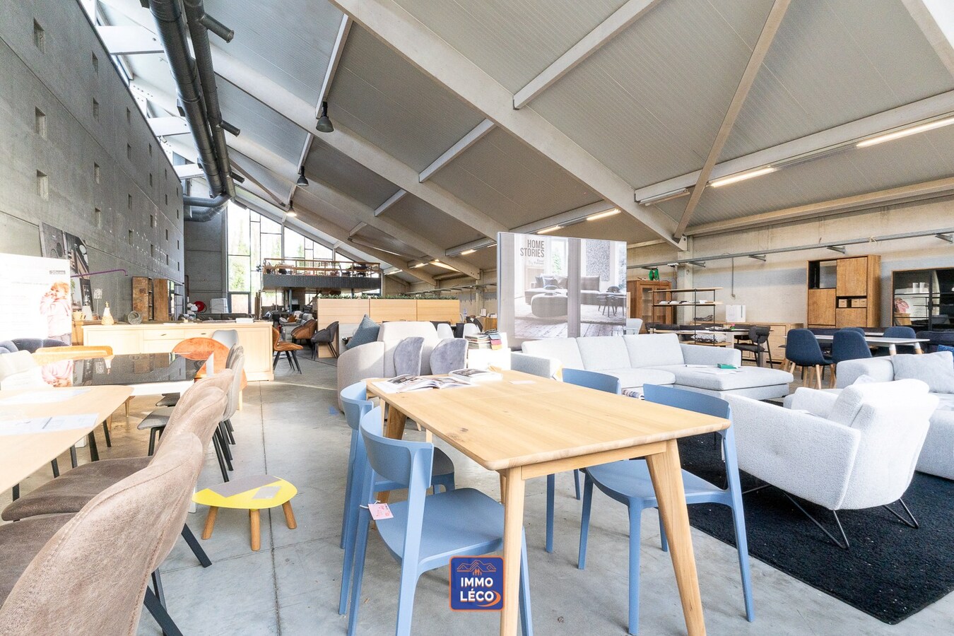 Entrepôt/Show-Room érigé sur 2.696m², à côté de la N58 ! Nombreuses possibilités ! 