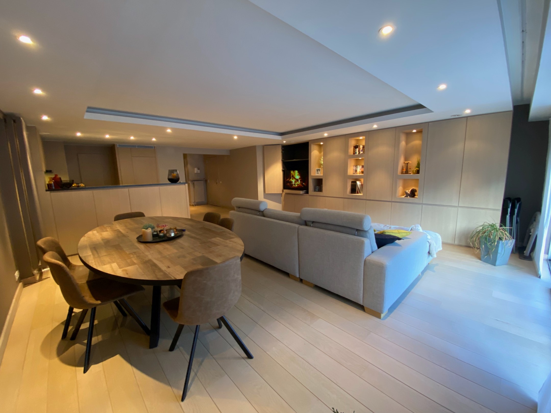 Non-meublé - Appartement spacieux et confortable avec 2 terrasses, idéalement situé sur la Lippenslaan. 