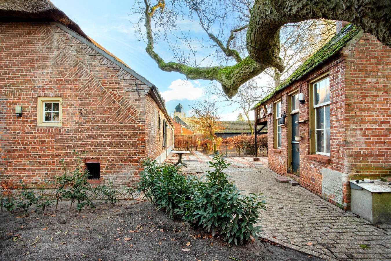 Imposante herenboerderij gelegen in het hart van Hoogeloon. 