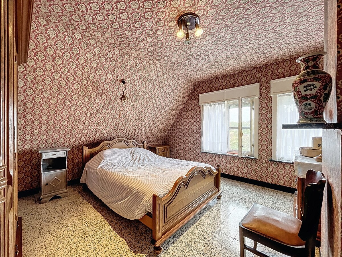 Ruime, solide jaren '50 woning met 2 garages te Nederzwalm 