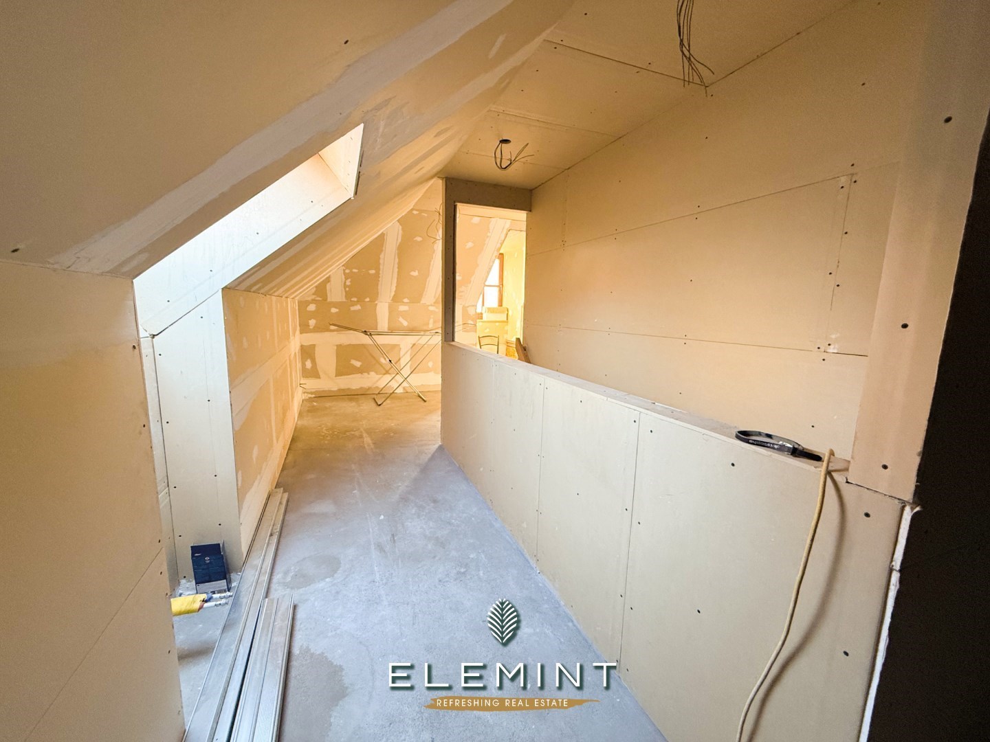 Heel ruim halfopen bebouwing met 4 slaapkamers en garage 