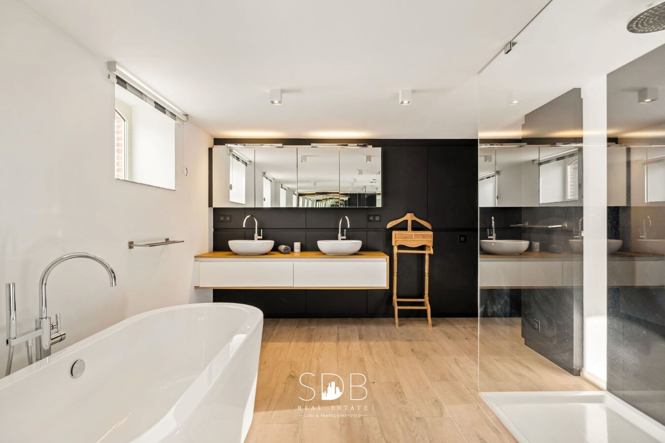 Prachtige villa in hoevestijl met bijgebouwen en graslanden op 89.070m² 