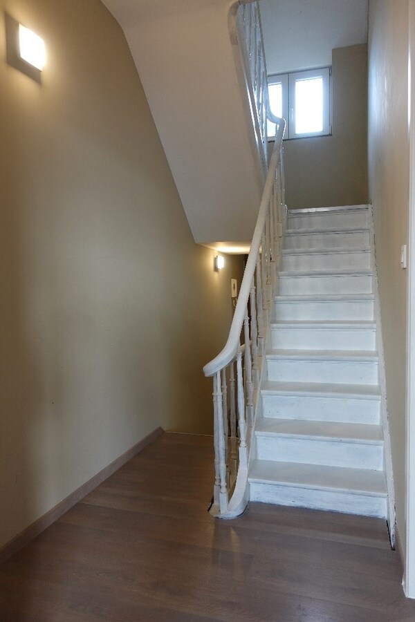 Gerenoveerde, instapklare rijwoning met 4 slaapkamers en uitweg 