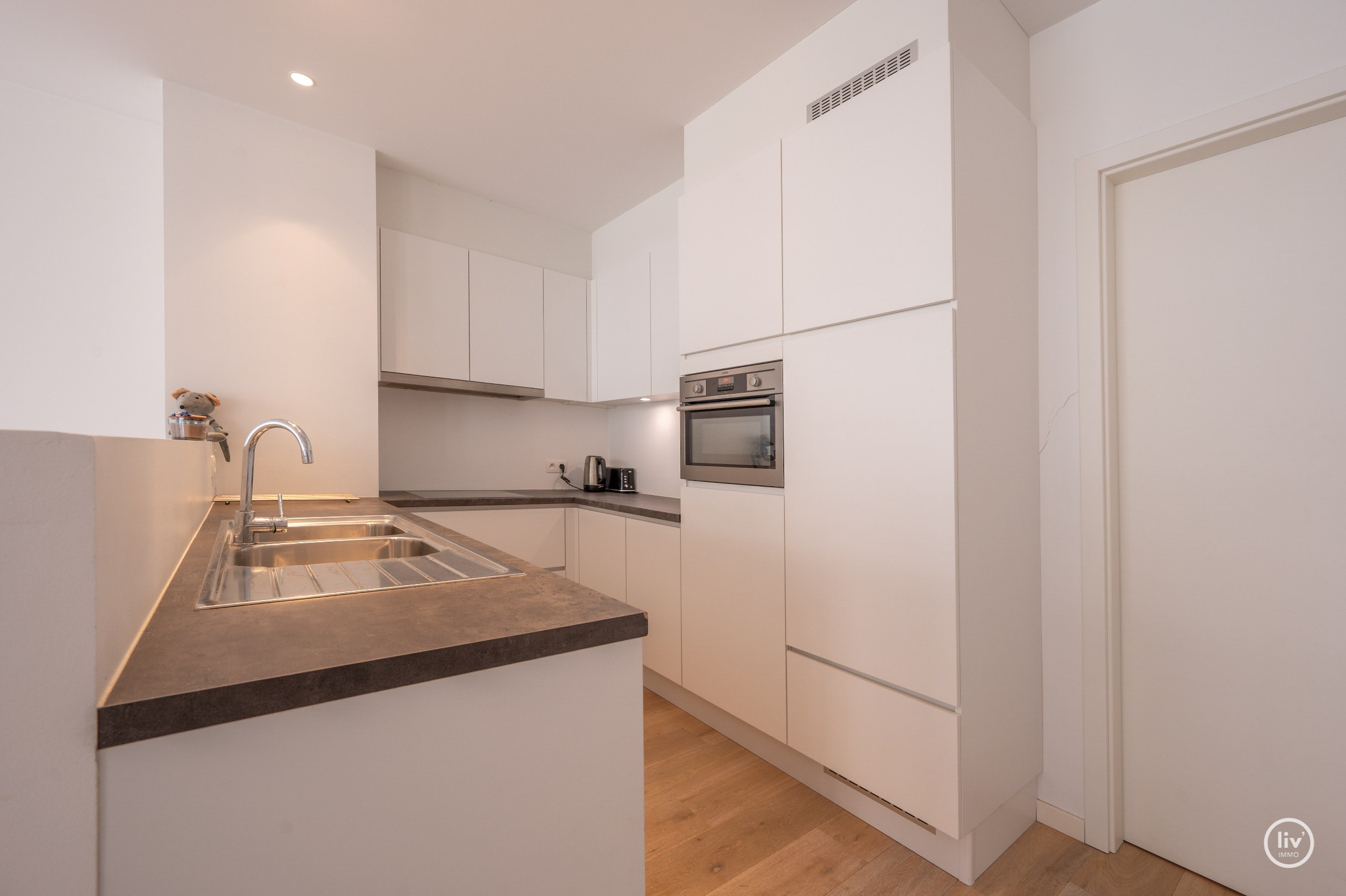 Appartement spacieux et récent (2015) avec une agréable terrasse dans un emplacement agréable sur l'avenue Léopold à Knokke. 