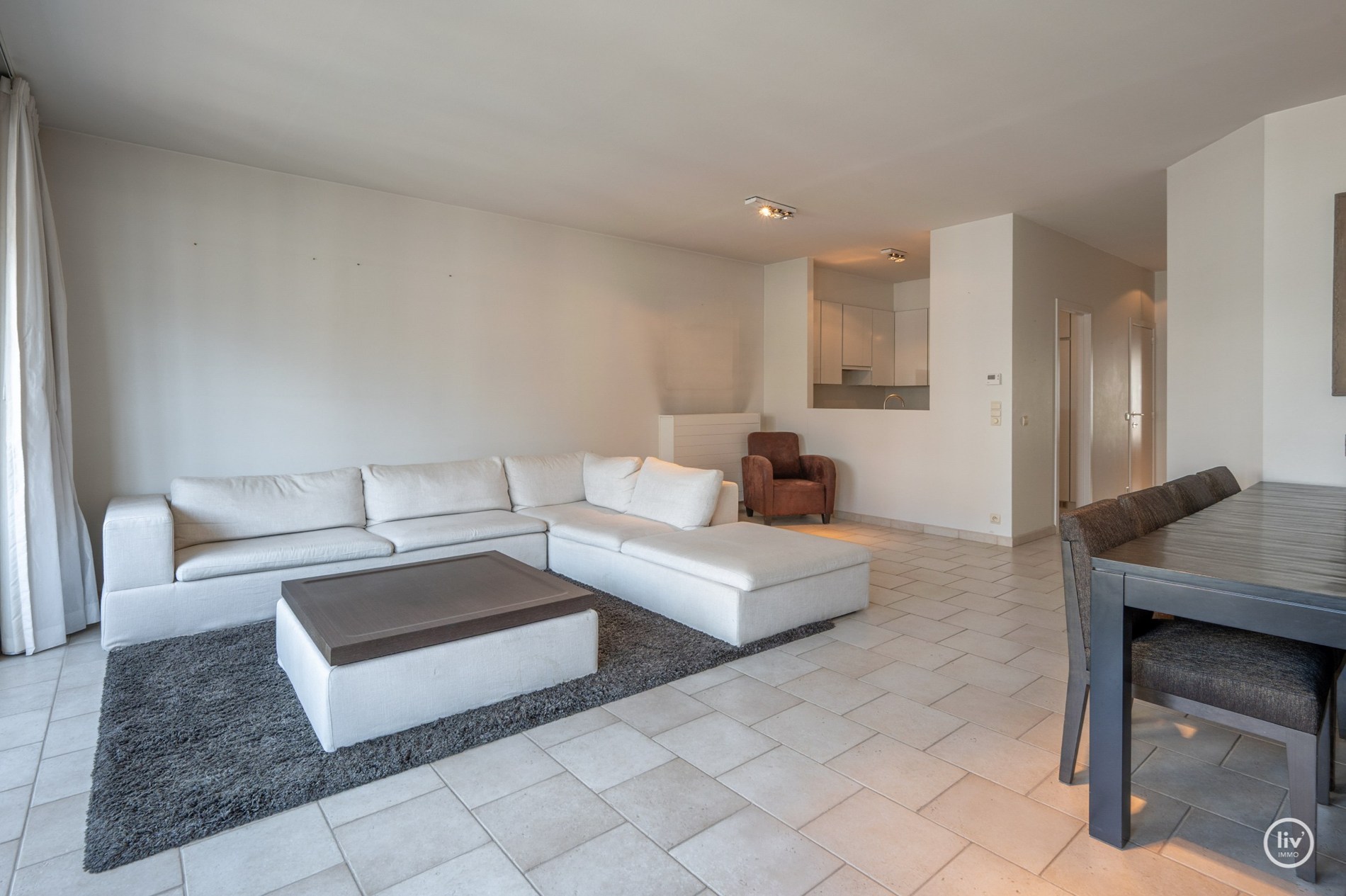 Ruim (98 m2) appartement met 2 slaapkamers op een topligging in de Dumortierlaan te Knokke. 
