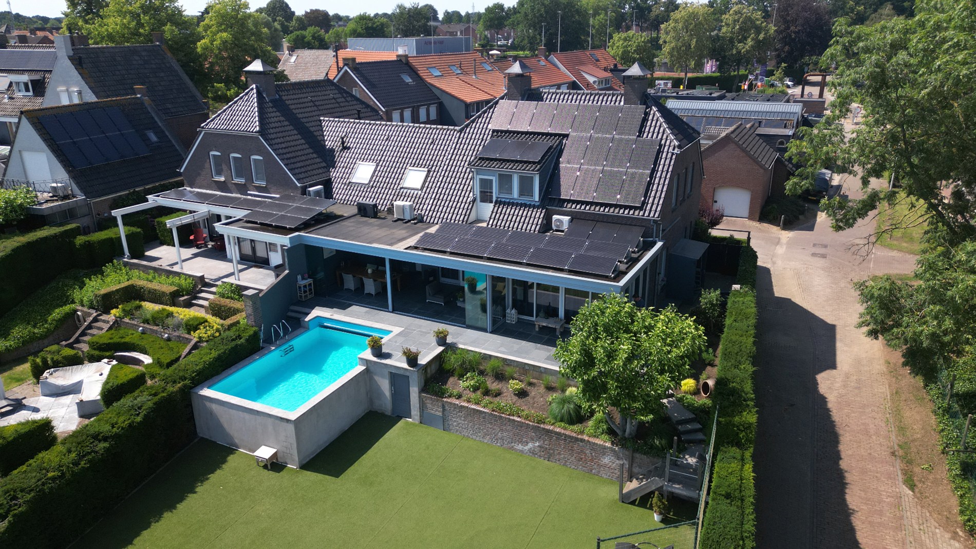 Fraai gelegen halfvrijstaande woning in hartje Kessel met vier slaapkamers, souterrain, inpandige garage, tuinkamer, zwembad en prachtig uitzicht over de Maas 