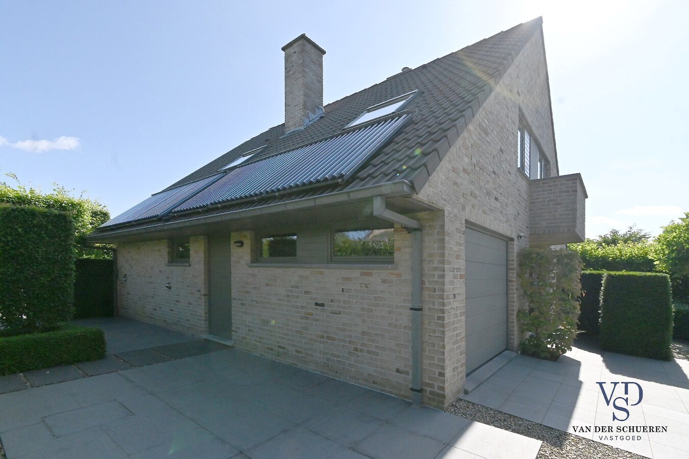 Tijdloze villa met zwembad in residentiële wijk 