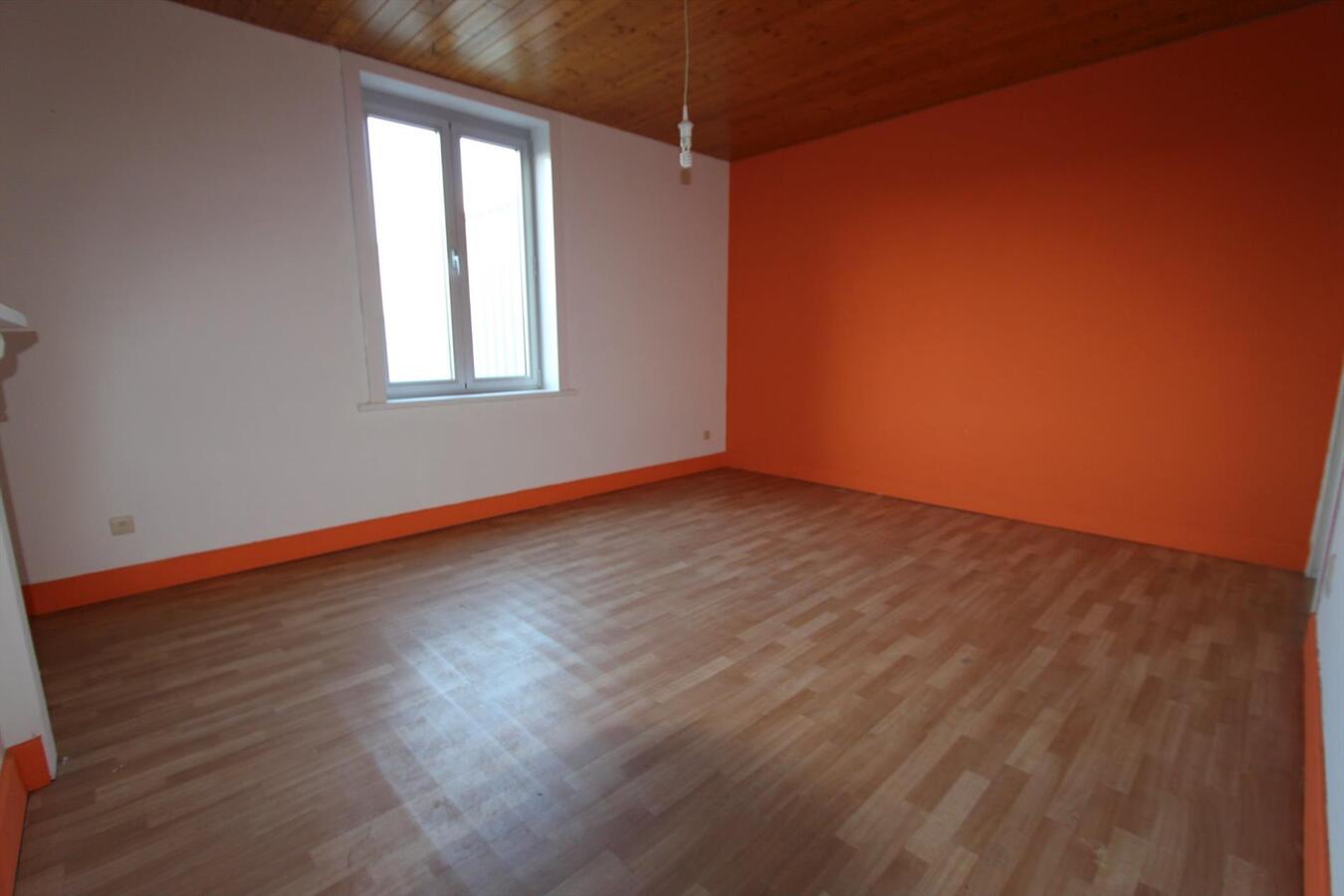 Gerenoveerde woning met 2 slaapkamers en terras te Roeselare 