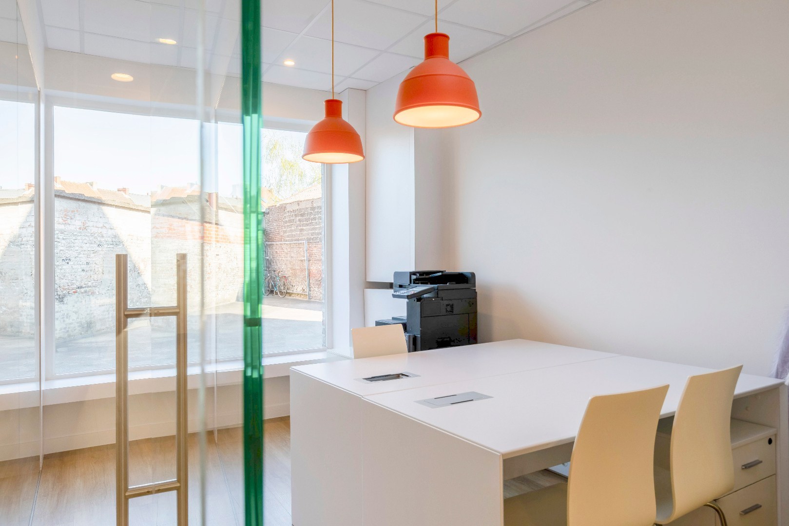 Modern en lichtrijk kantoor; praktijk- of winkelruimte op commercieel gunstige locatie 