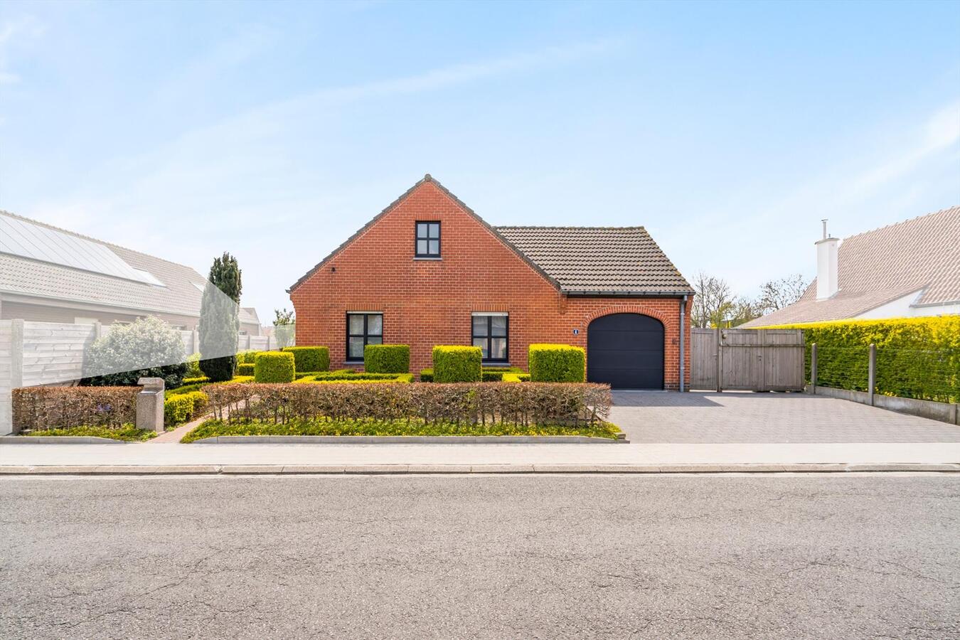 Rustig gelegen instapklare woning met 4 slaapkamers op 690 m² te Koekelare 