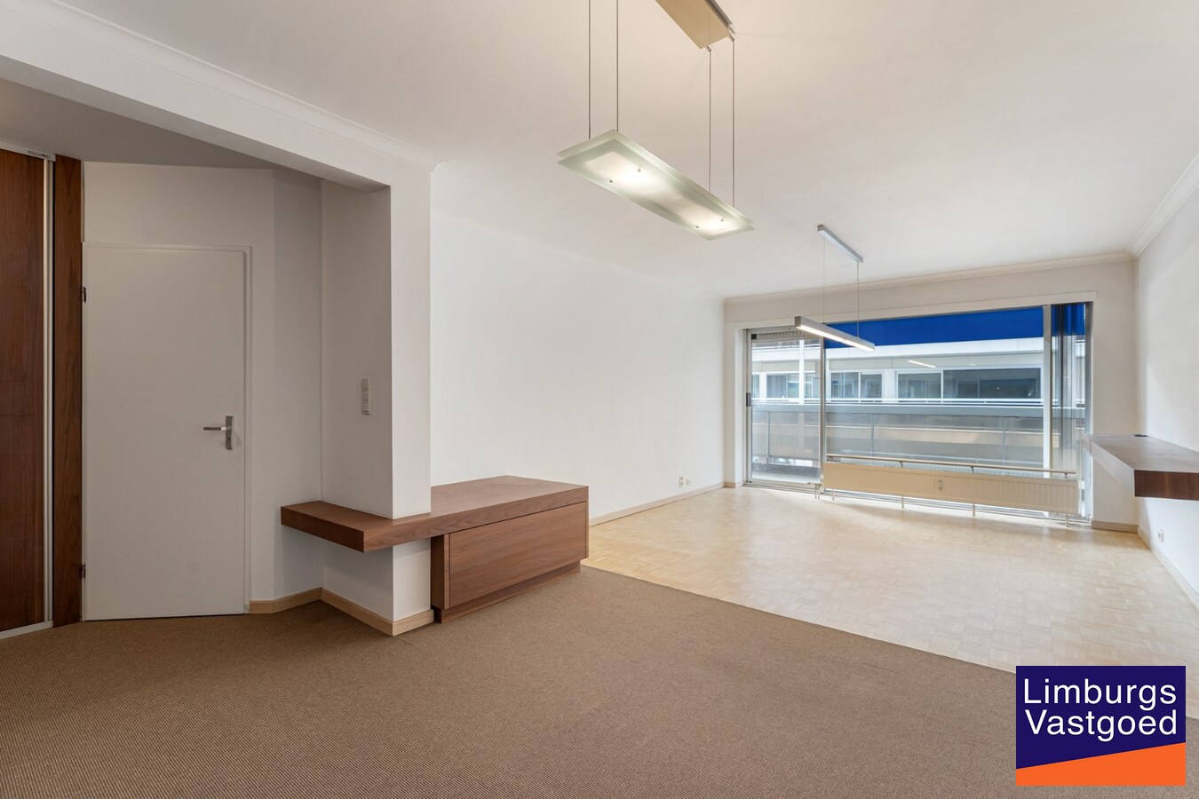 Handelspand/Kkantoor/ vrijberoep TE HUUR op toplocatie, 226m², ruime parkeergelegenheid 