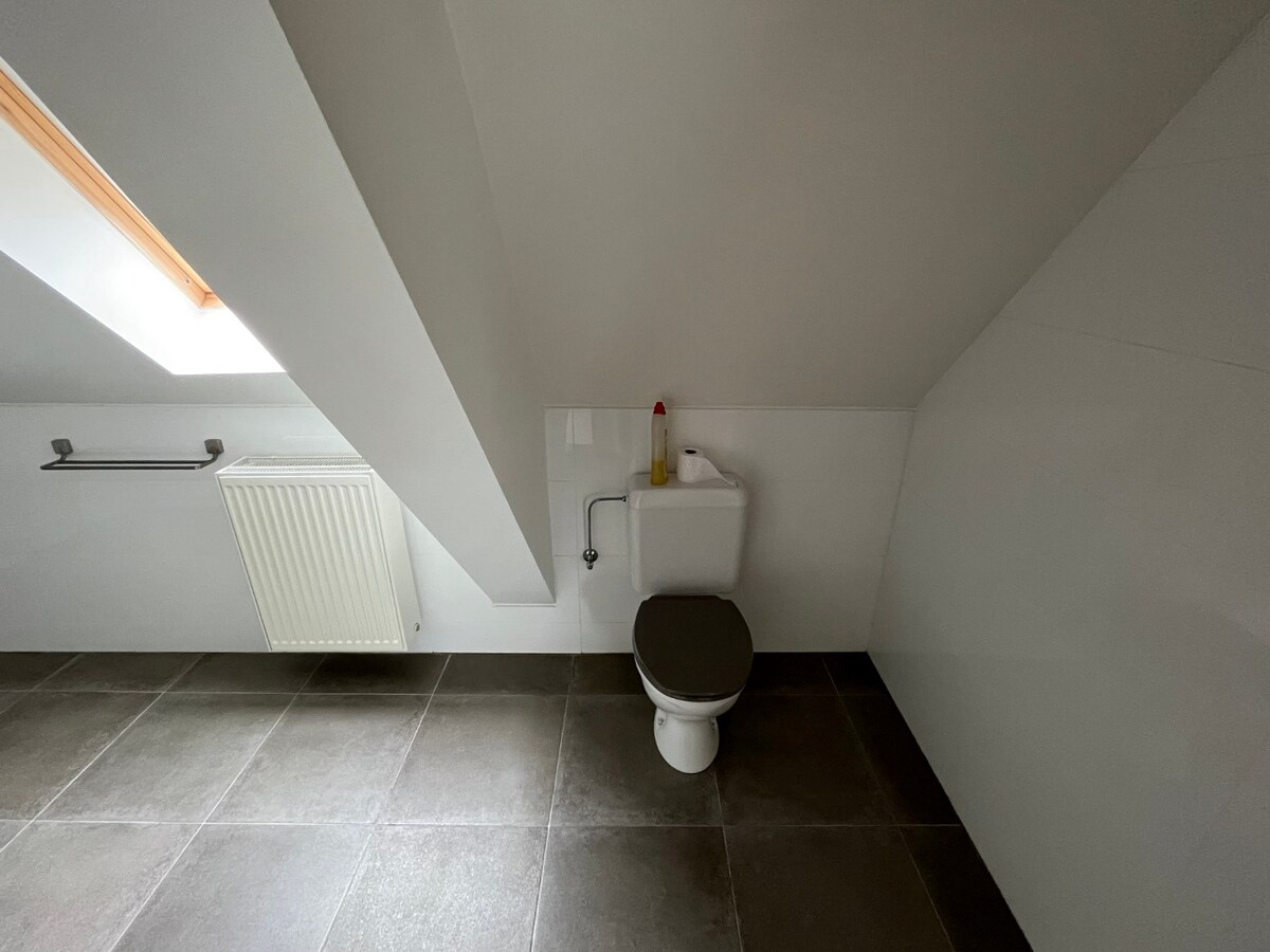 Bijzonder ruime, praktisch ingedeelde gezinswoning 