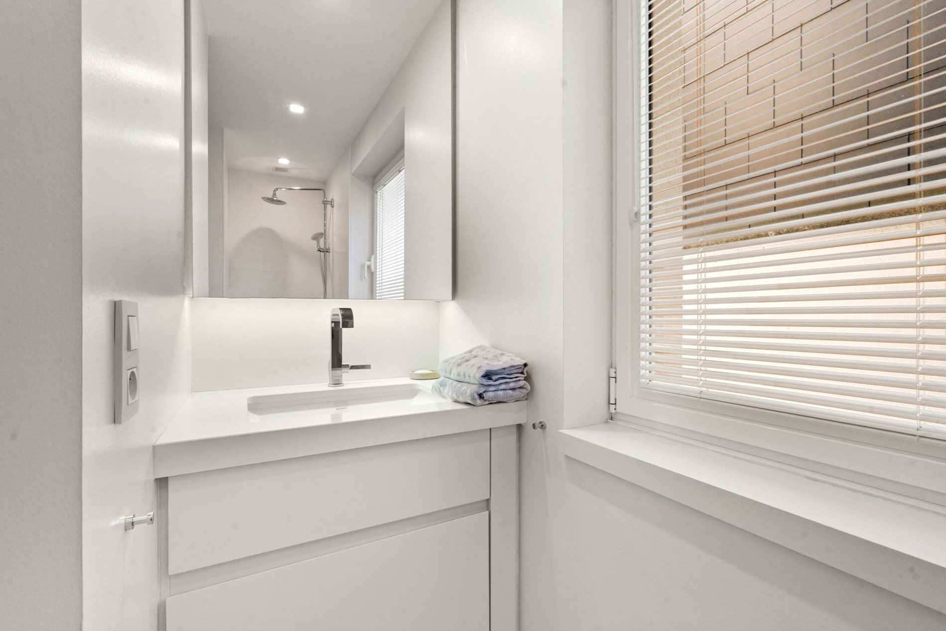 Bel appartement rénové, spacieux avec 2 chambres et une belle largeur de façade, situé au centre de l'avenue Lippens à Knokke. 