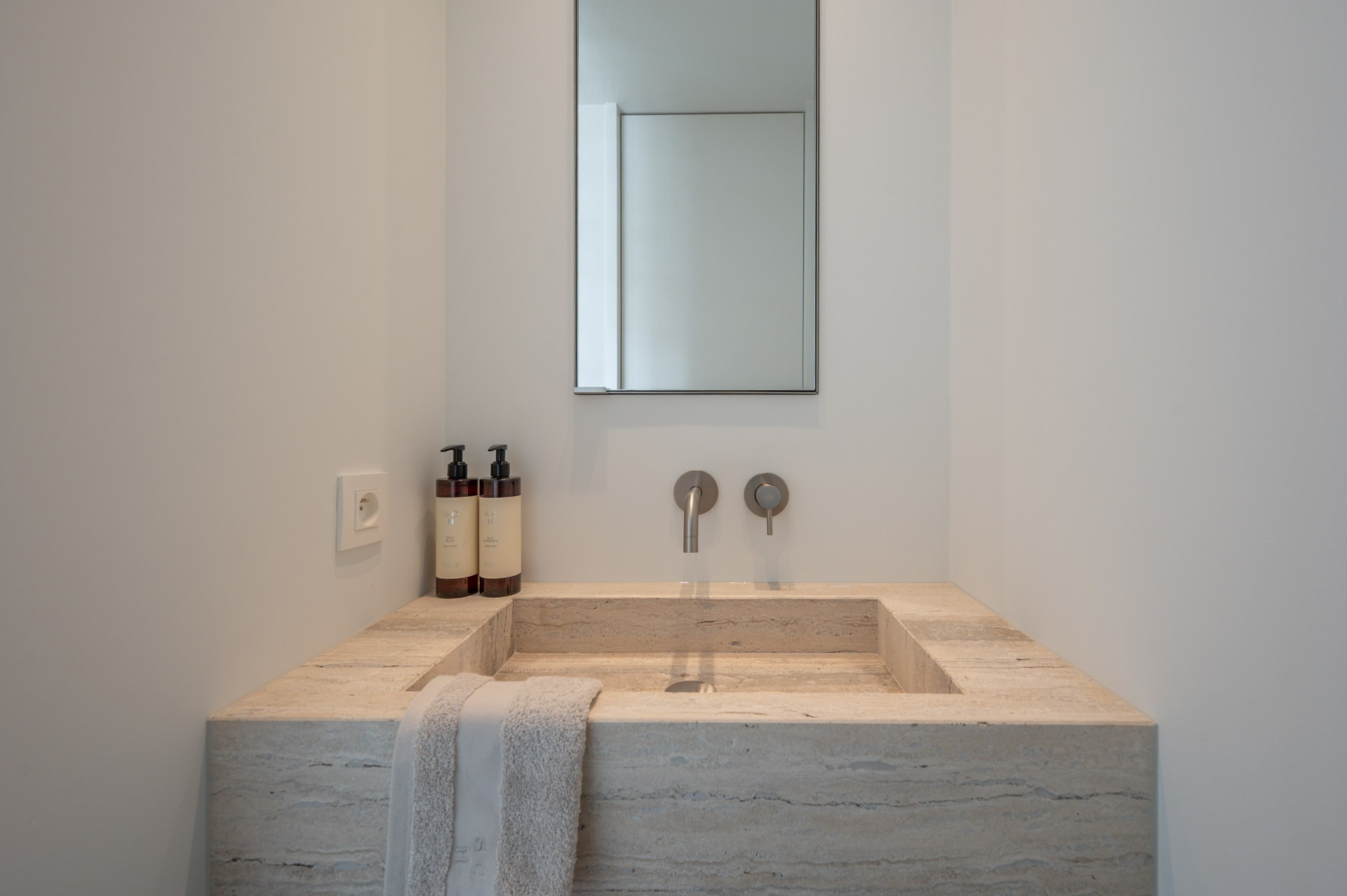 Exclusief gerenoveerd appartement met 3 slaapkamers te koop vlak bij het Albertstrand en het Lichtorenplein. 