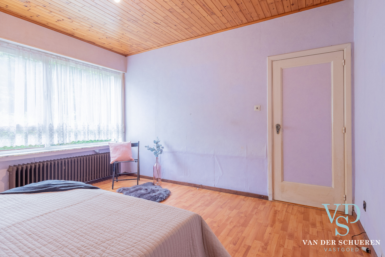 Bungalow met bijgebouw. 