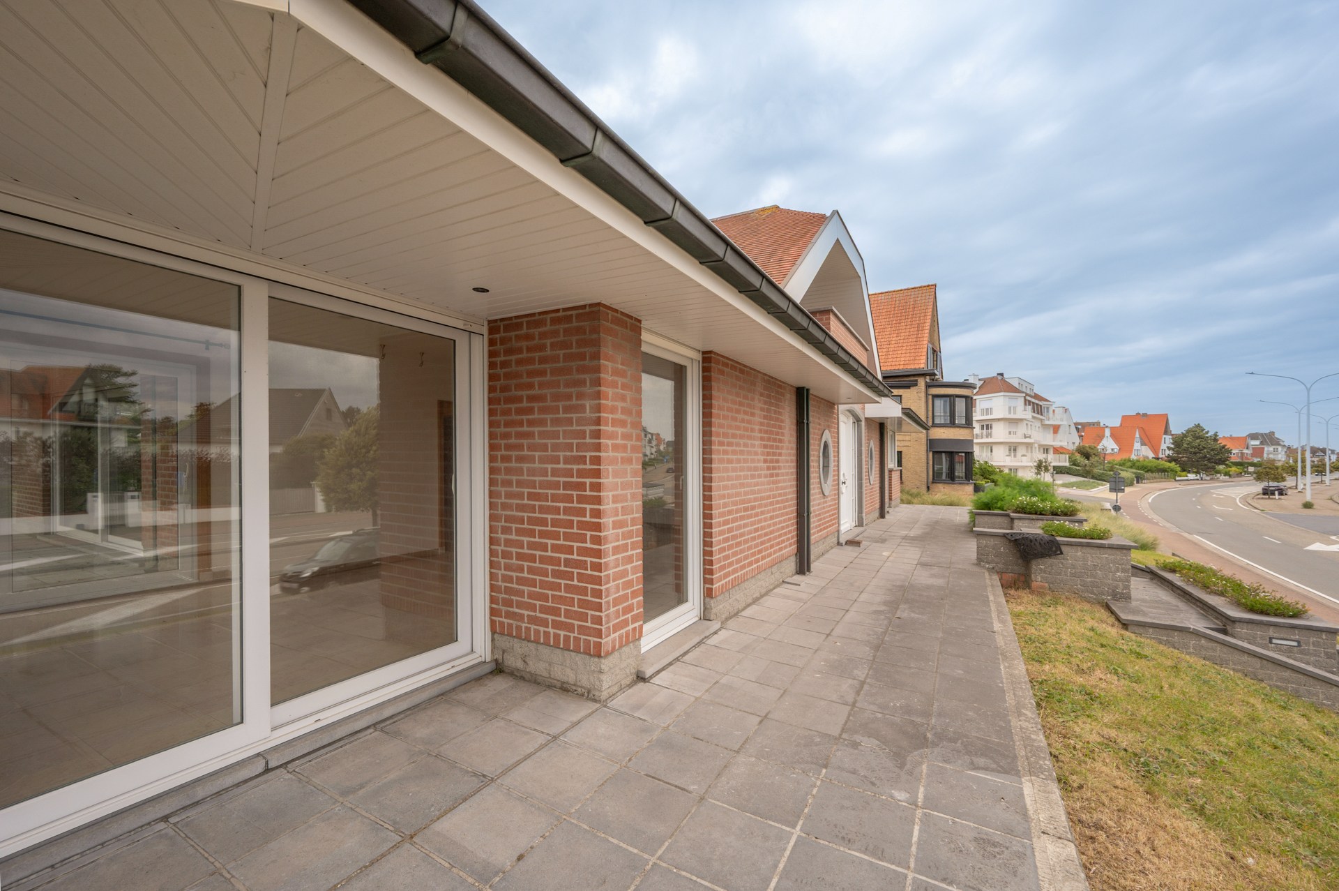 Ontdek deze karaktervolle villa, rustig gelegen in het gegeerde Duinbergen, op wandelafstand van het strand (incl. zeer ruime dubbele inpandige garage) 