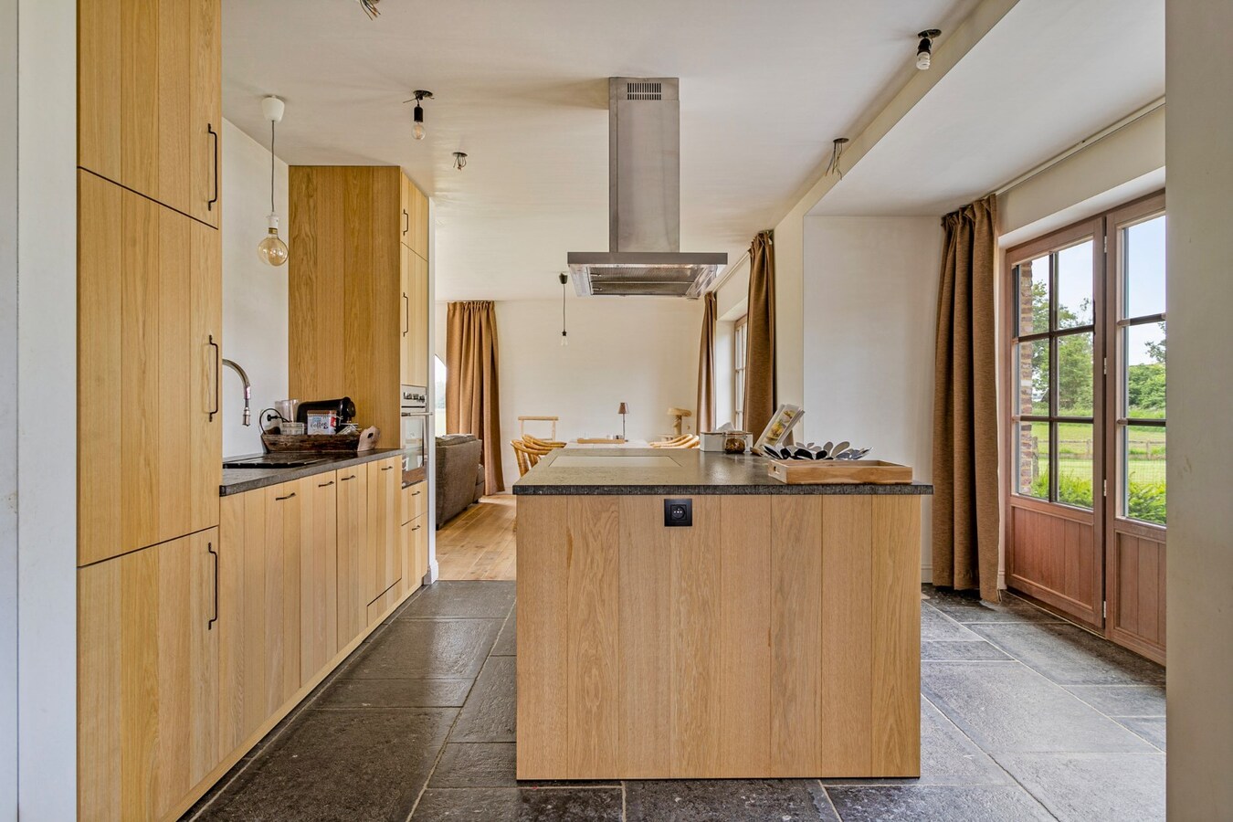 Uitzonderlijk gelegen landelijke villa met bijgebouw 