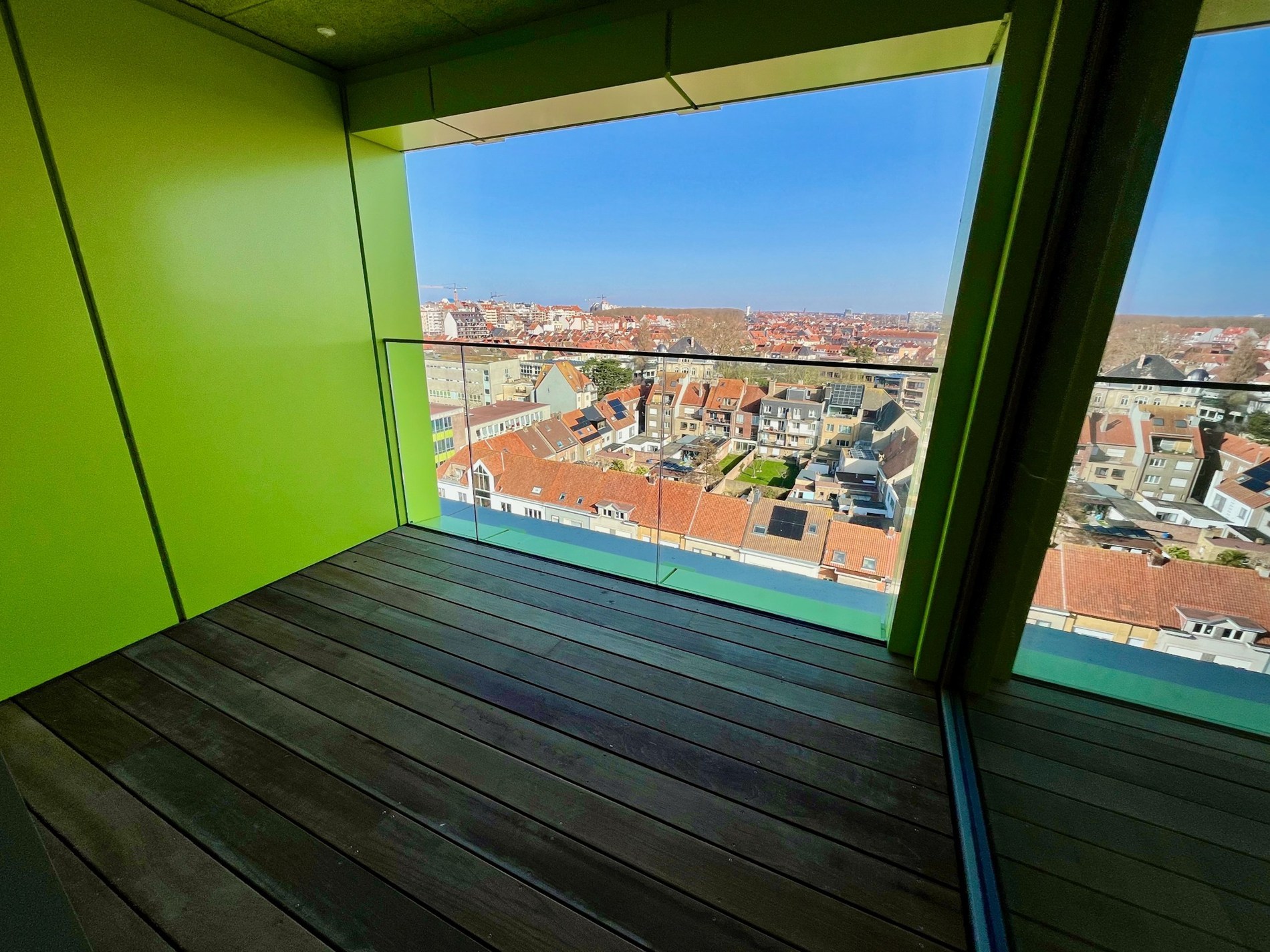 ONGEMEUBELD: Centraal gelegen 2-kamer appartement te Res. Hoos met zijdelings zeezicht: 