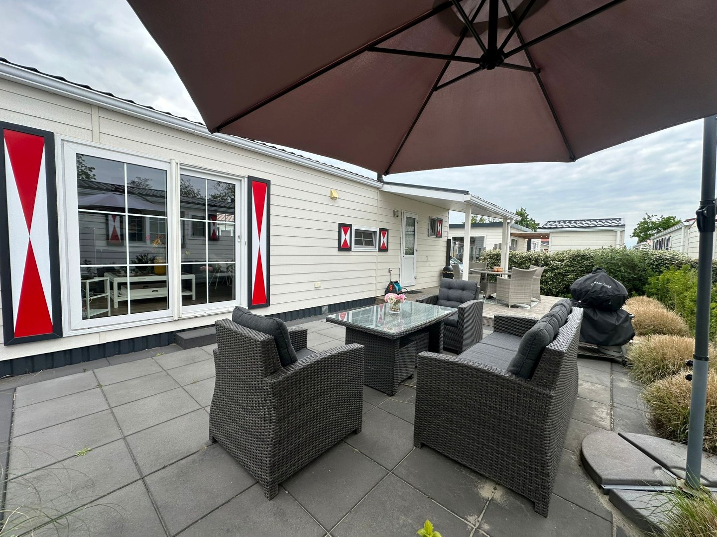 Ontsnap aan de dagelijkse drukte en geniet van een heerlijke vakantie in de te koop aangeboden sfeervolle chalet (nr. 244) op park Duinzicht te Koudekerke! 