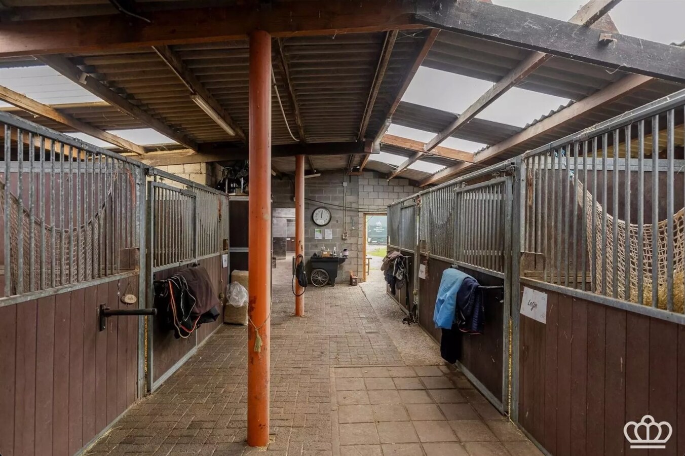 Magnifiquement située, charmante maison avec des installations pour chevaux sur environ 1,8 ha à Essen. 