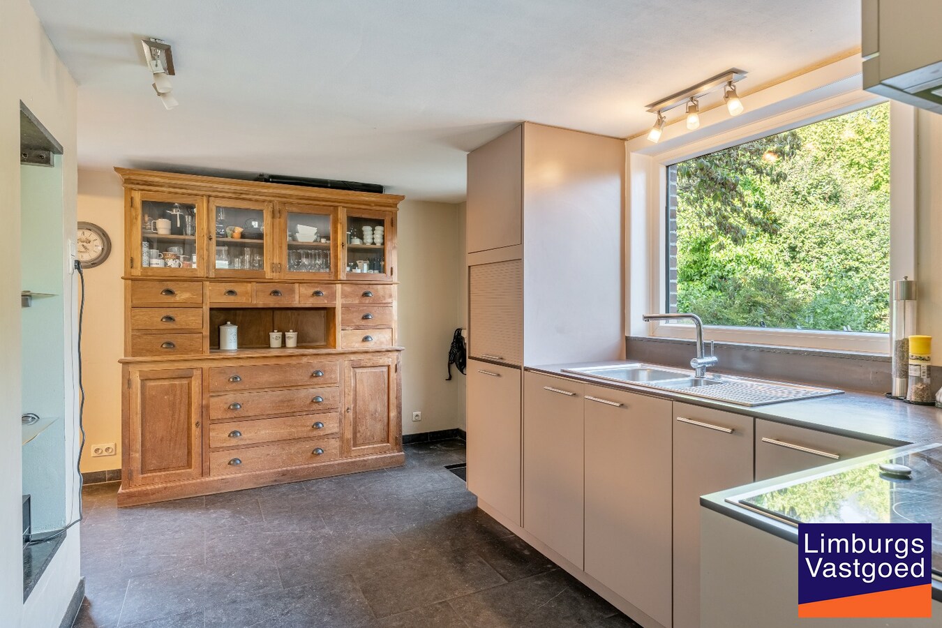 Centraal gelegen woning, 4 slpk, 180 m² bewoonbare oppervlakte, 9a 99ca 