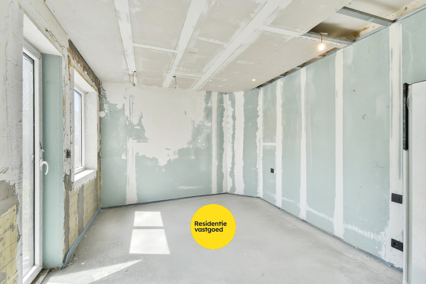 Woning met reeds aangevatte renovatie en veel potentieel 