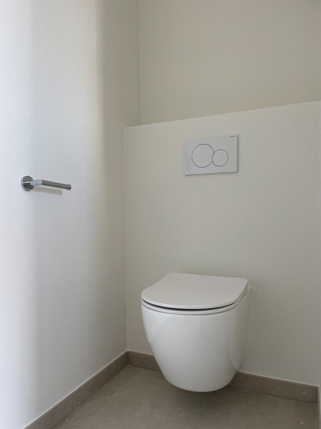 Zeer ruime moderne halfopen nieuwbouwwoning met tuin/terras en garage 