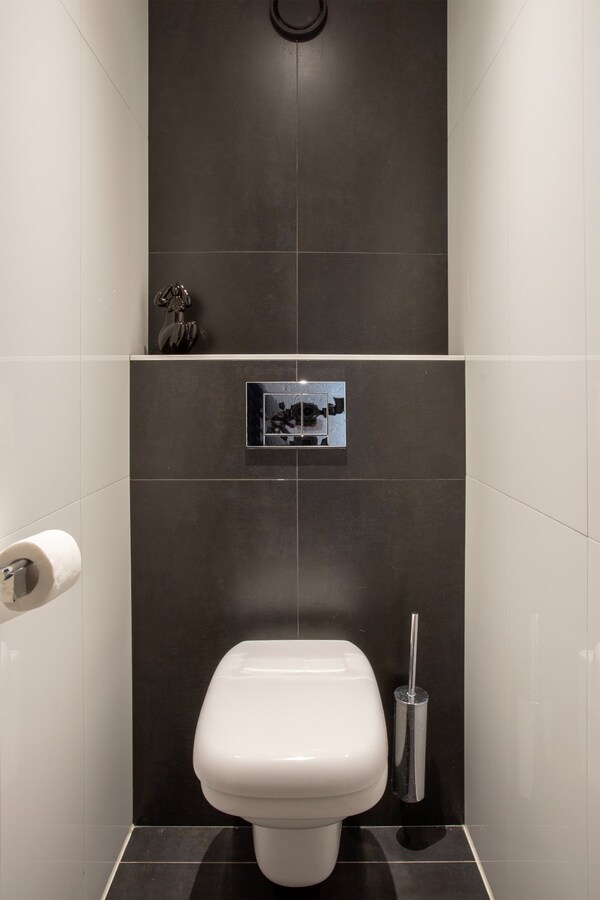 Vrijstaande woning, type landhuis met garage, carport, zwembad en 731 m2 grond. 