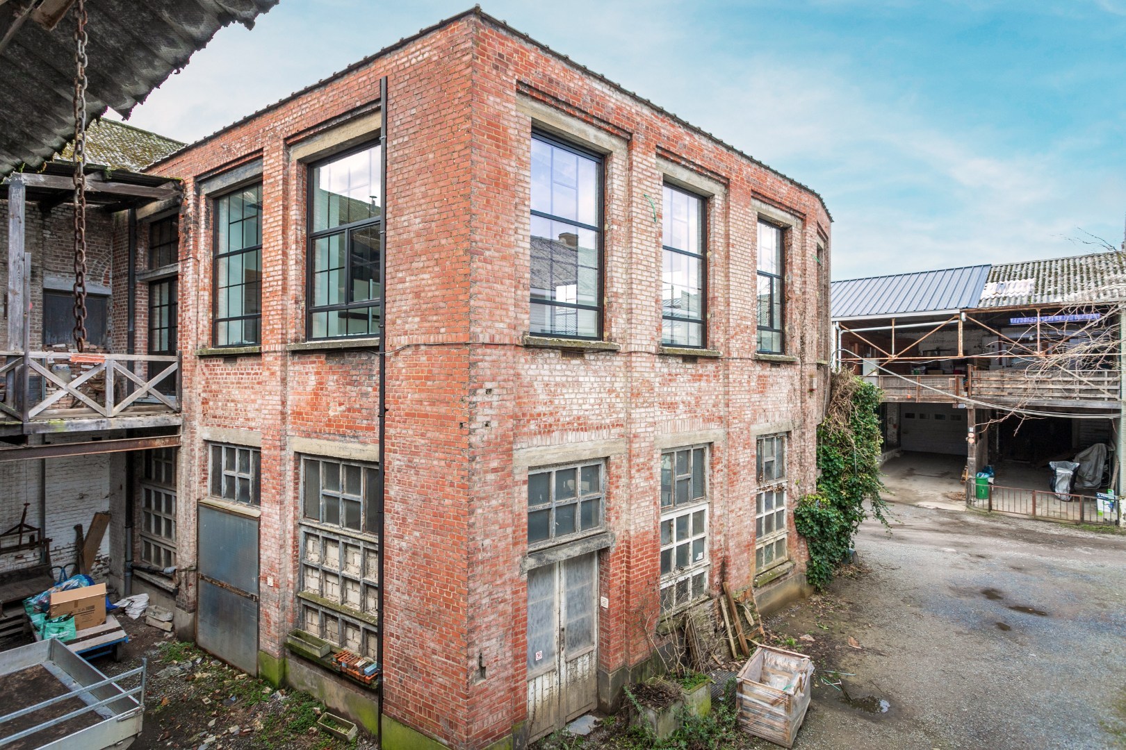 Opbrengsteigendom met gerenoveerde loft (EPC B) en atelier (100m²) naast het station van Braine-le-Comte 