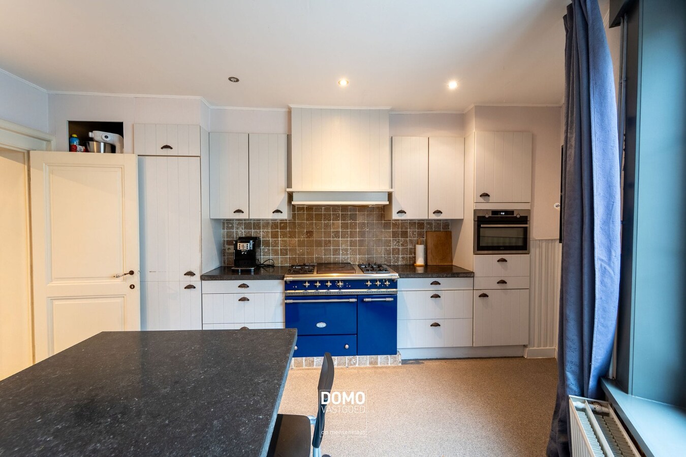 RUIME, INSTAPKLARE EN GERENOVEERDE WONING MET KANTOORGEBOUW INCLUSIEF PARKEERGELEGENHEID, TUIN EN ZWEMBAD TE MIELEN BOVEN AALST (GINGELOM) 