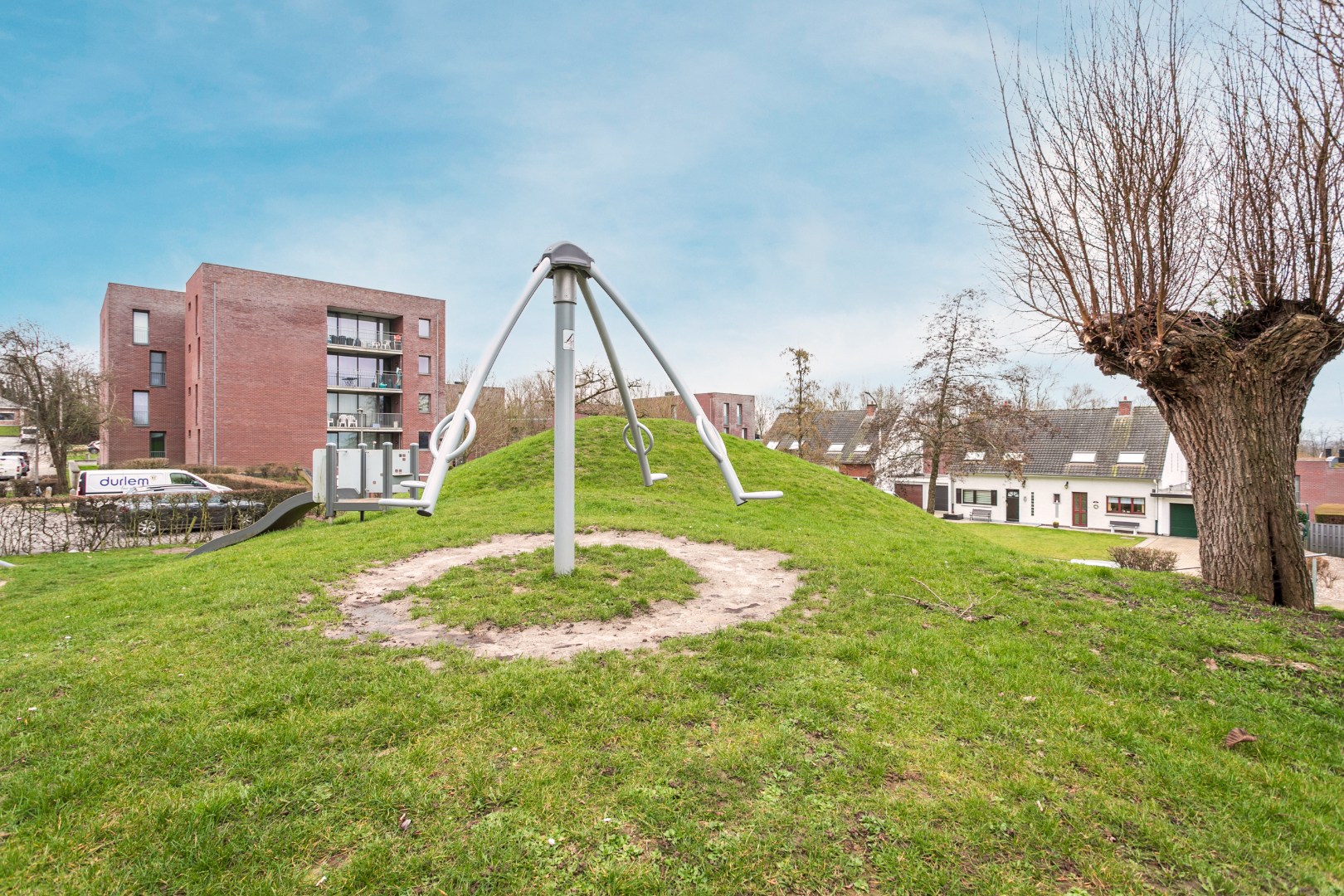 Solide 3-gevel woning met 3 slaapkamers, tuin en garage nabij centrum Halle 