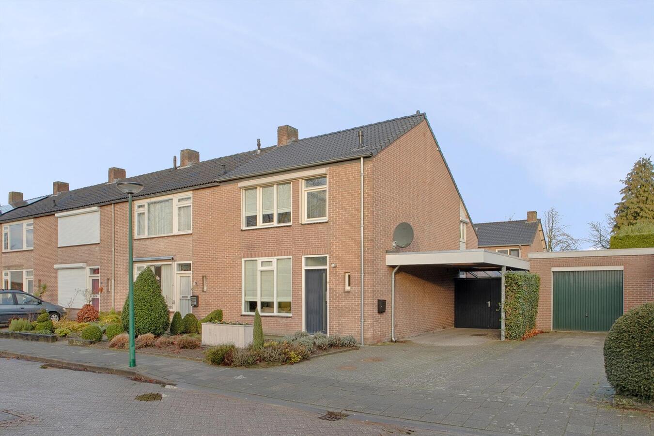 Ruim uitgebouwde hoekwoning met garage, berging, carport en vrije achterom gelegen in een rustige, kindvriendelijke straat tegenover een speelveld op 218 m² aan de Kievit 5 te Luyksgestel. 