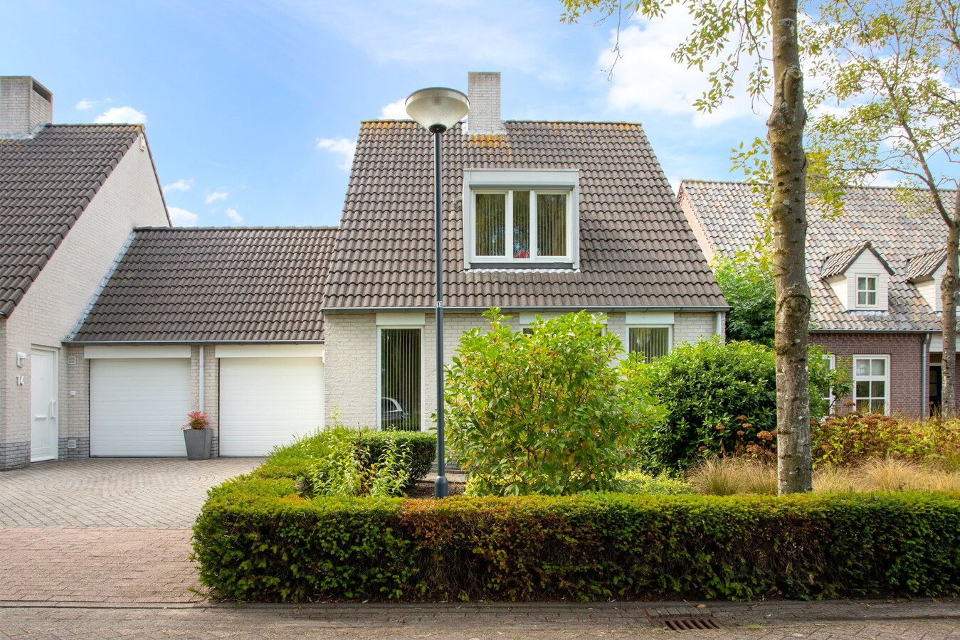 Degelijk gebouwde en perfect onderhouden vrijstaand-geschakelde gezinswoning aan ‘De Lovensbroek’. 