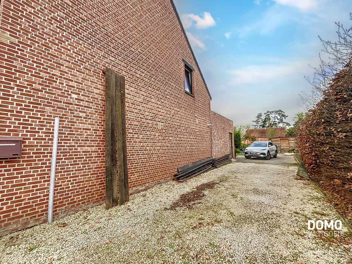 VOLLEDIG GERENOVEERDE HALOPEN BEBOUWING MET 3 SLAAPKAMERS IN HARTJE KERMT 