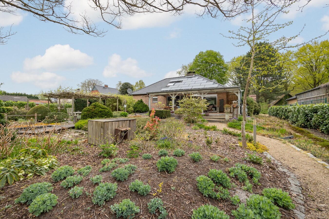 Rustig wonen in het groen –  gelijkvloerse woning op riant perceel van 2178 m² 