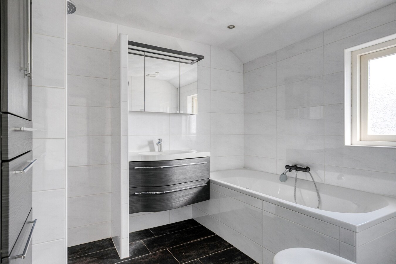 Volledig gerenoveerde woning met garage en carport gelegen aan de Beukenlaan 13 te Reusel. 