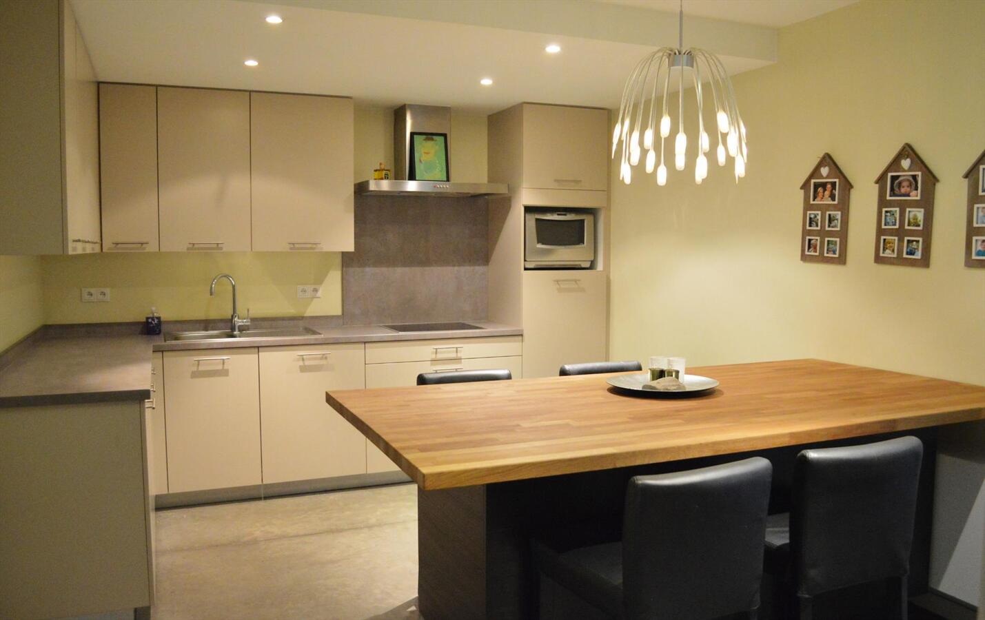 Charmante nieuwbouwvilla met bijgebouwen op 2.340 m² te St-Gillis-Waas. 